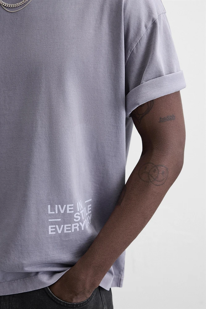 T-SHIRT À IMPRIMÉS EN MATIÈRES VARIÉES