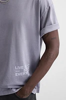 T-SHIRT À IMPRIMÉS EN MATIÈRES VARIÉES