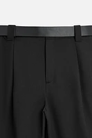 PANTALON À PLIS ET CEINTURE