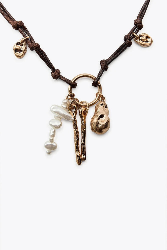LOT DE 3 COLLIERS MÉDAILLES ET PERLES