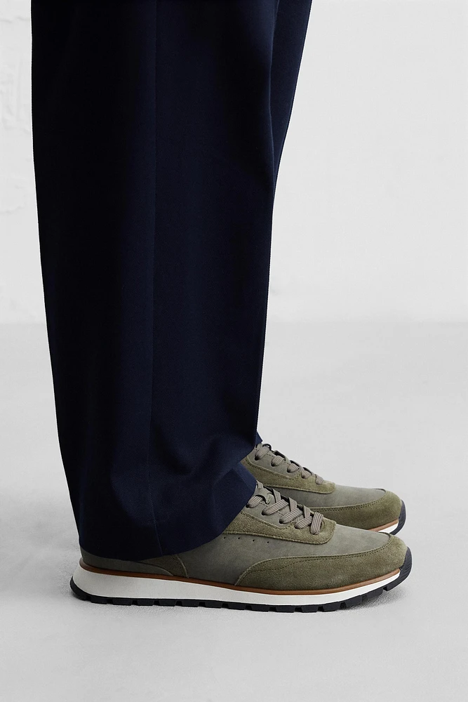CASUAL SNEAKERS