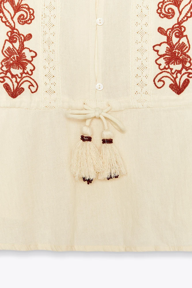 BLOUSE BRODÉE À LACETS