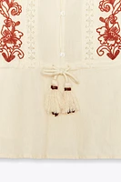 BLOUSE BRODÉE À LACETS