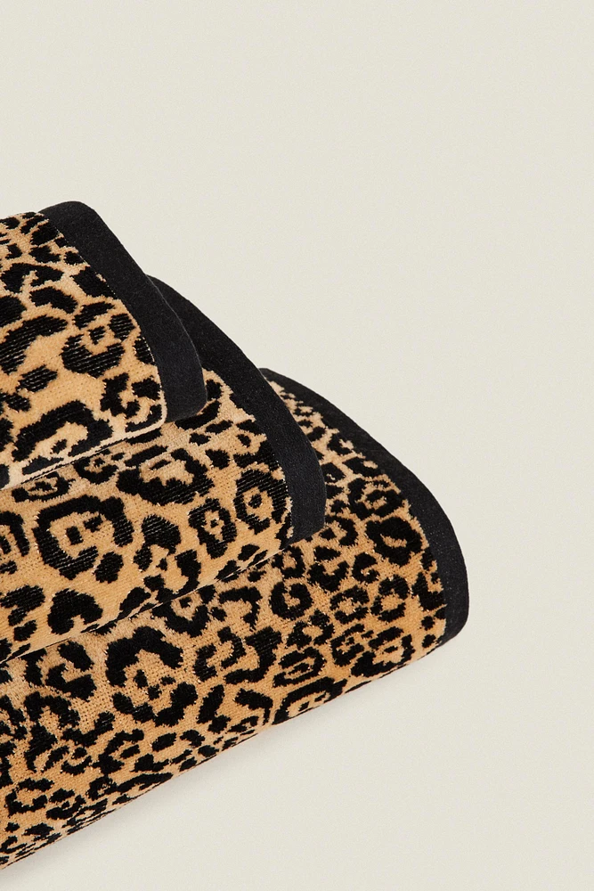 LEOPARD VELOUR BATH TOWEL