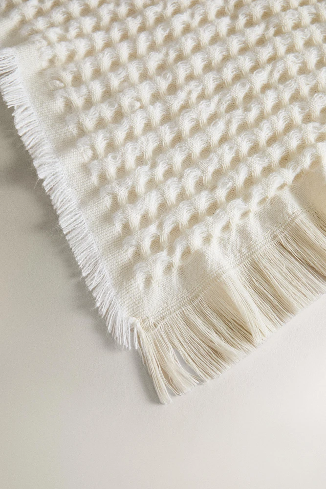 WAFFLE-EFFECT BLANKET