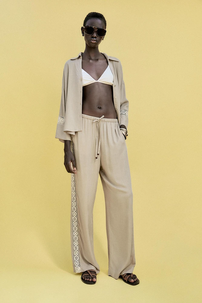 PANTALON LARGE BANDES LATÉRALES BRODÉES
