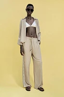 PANTALON LARGE BANDES LATÉRALES BRODÉES