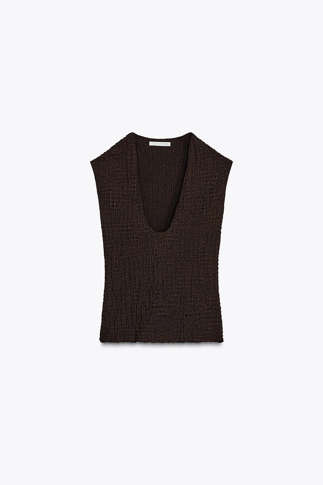 TEXTURED V-NECK TOP