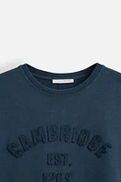 CAMBRIDGE© RAISED TEXT T-SHIRT