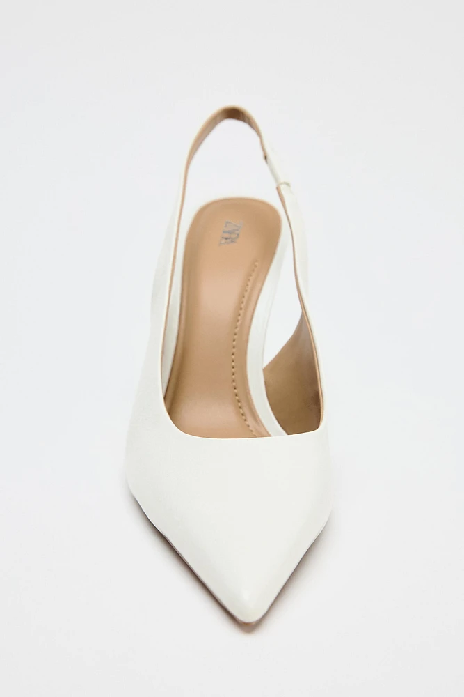 CHAUSSURES À TALONS ASYMÉTRIQUES