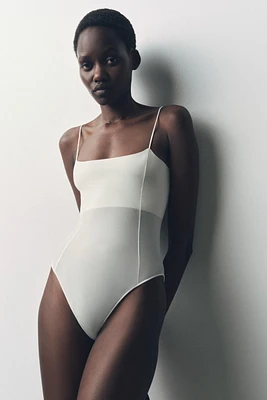 BODY CINTRÉ À BRETELLES ET COUTURES