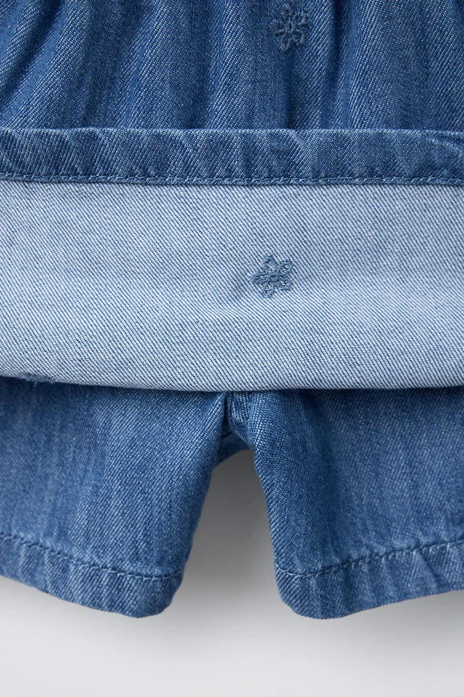 EMBROIDERED FLOWER DENIM SKORT