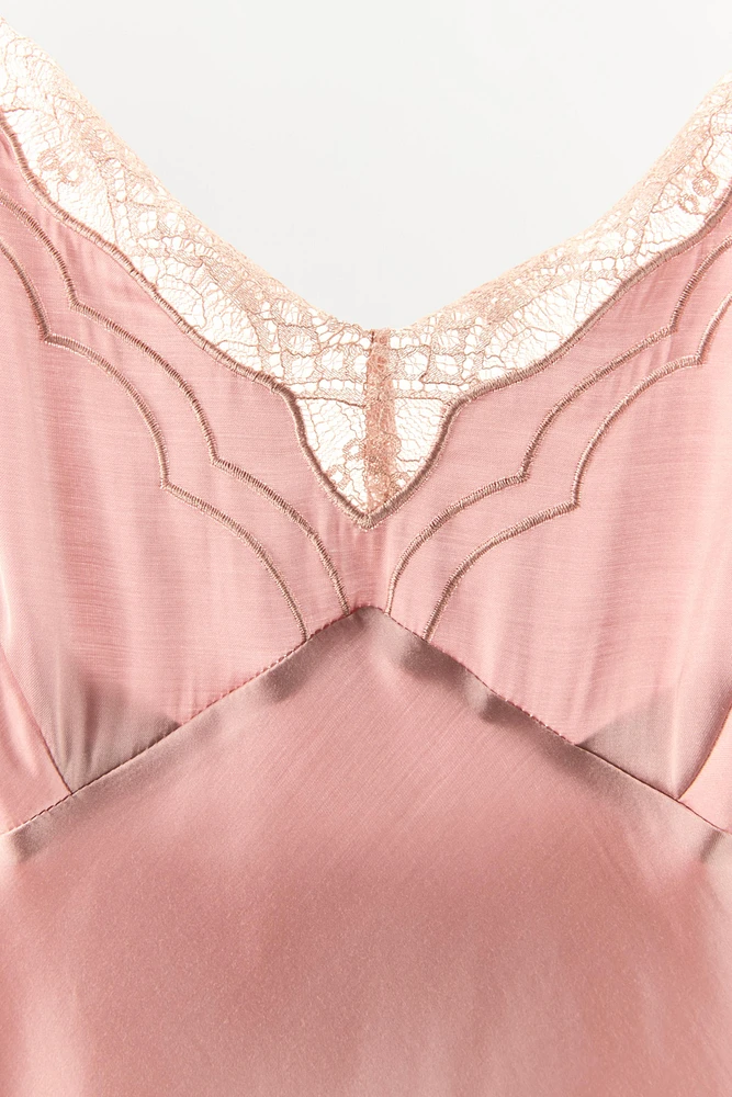ROBE SATINÉE AVEC VISCOSE ET DENTELLE