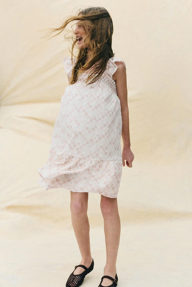 ROBE BRODÉE À PETITS VOLANTS