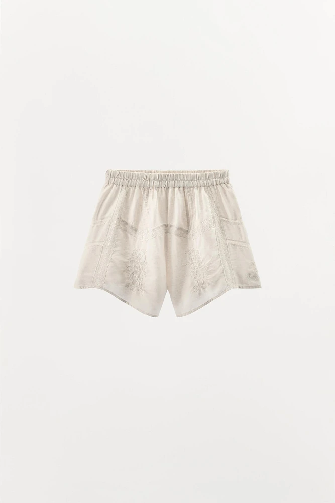 SHORT DENTELLE BRODÉ