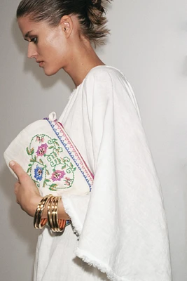 TROUSSE MATELASSÉE AVEC BRODERIES