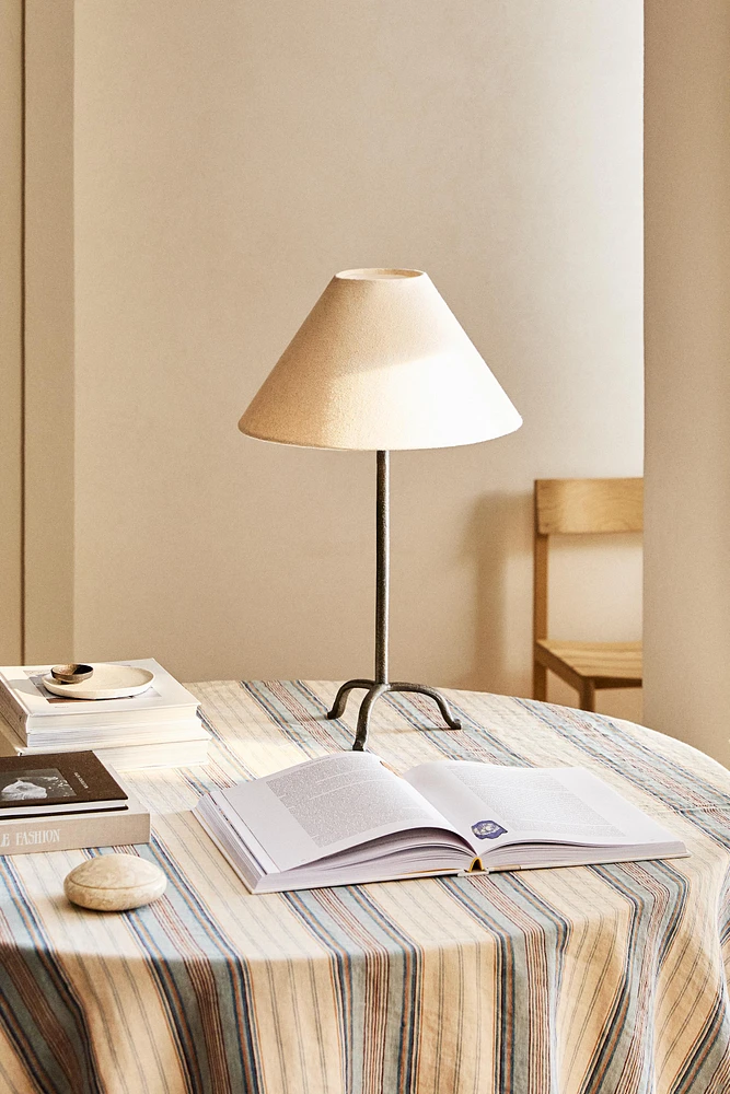 TRIPOD BASE TABLE LAMP