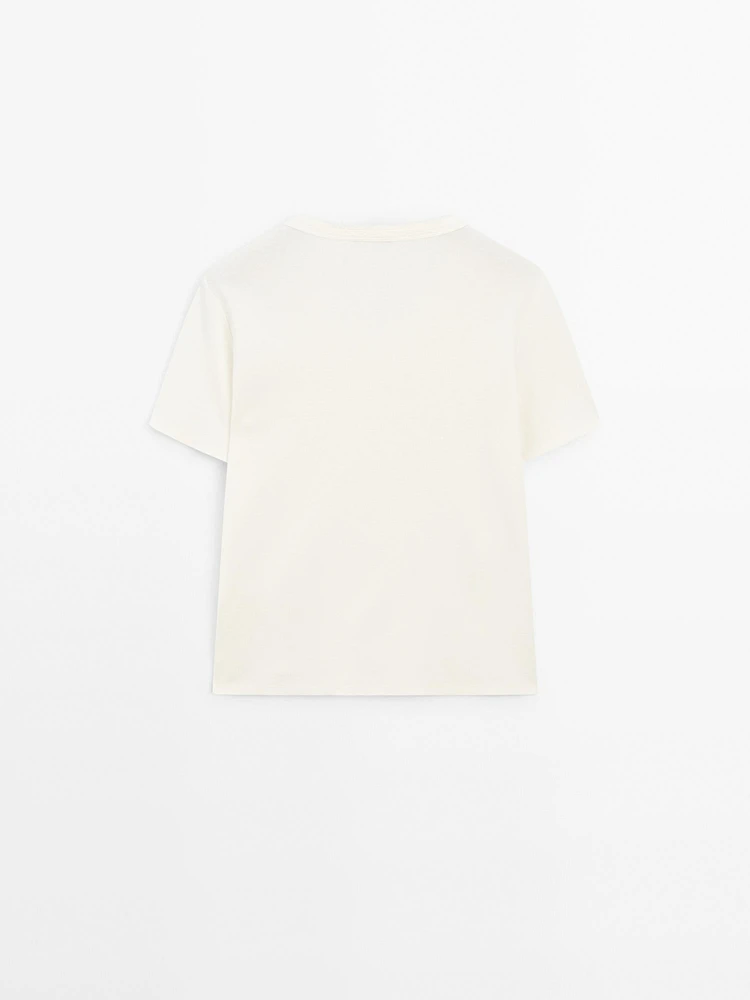T-shirt with frayed collar