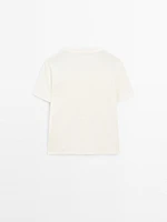 T-shirt with frayed collar