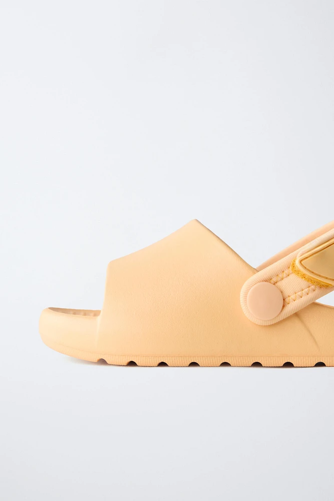 CLAQUETTES CAOUTCHOUTÉES