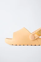 CLAQUETTES CAOUTCHOUTÉES
