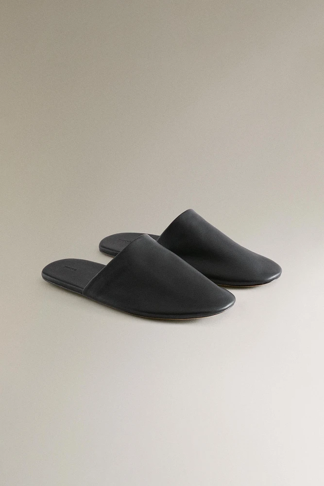 CHAUSSONS OUVERTS À L'ARRIÈRE CUIR