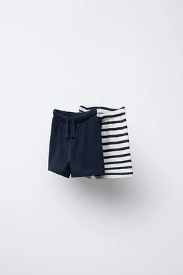 LOT DE DEUX BERMUDAS À RAYURES ET UNIS