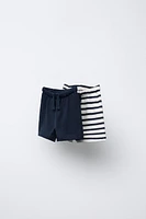 LOT DE DEUX BERMUDAS À RAYURES ET UNIS
