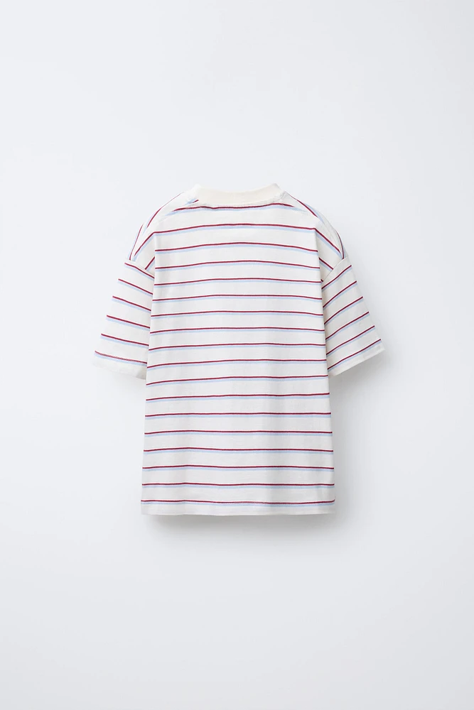ENSEMBLE T-SHIRT À RAYURES ET BERMUDA SPORTIF