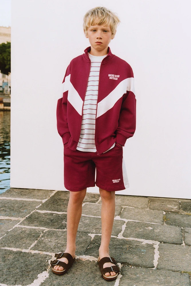 ENSEMBLE T-SHIRT À RAYURES ET BERMUDA SPORTIF