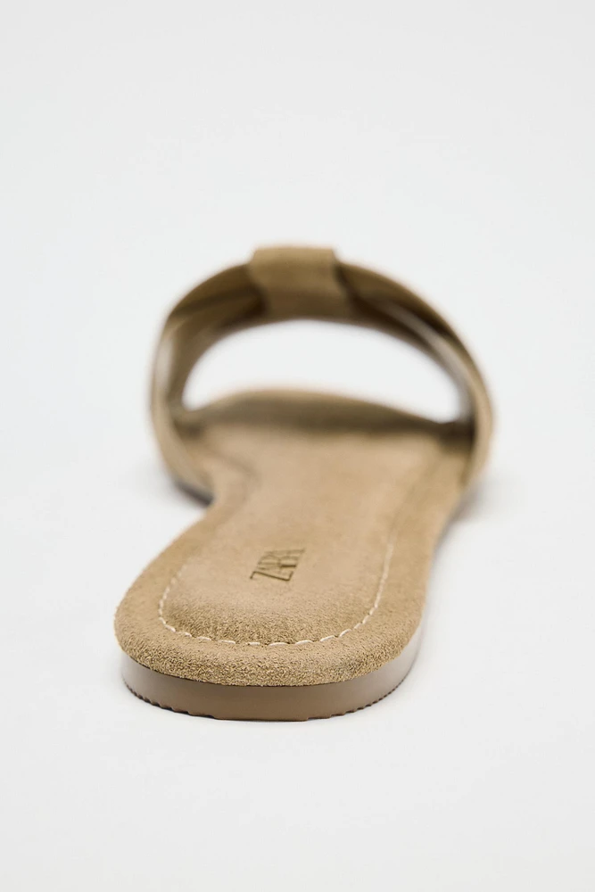 SANDALES PLATES CROÛTE DE CUIR CROISÉES