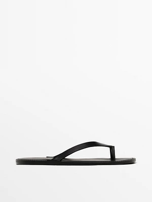 Leather sandals with toe divider