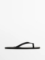 Leather sandals with toe divider