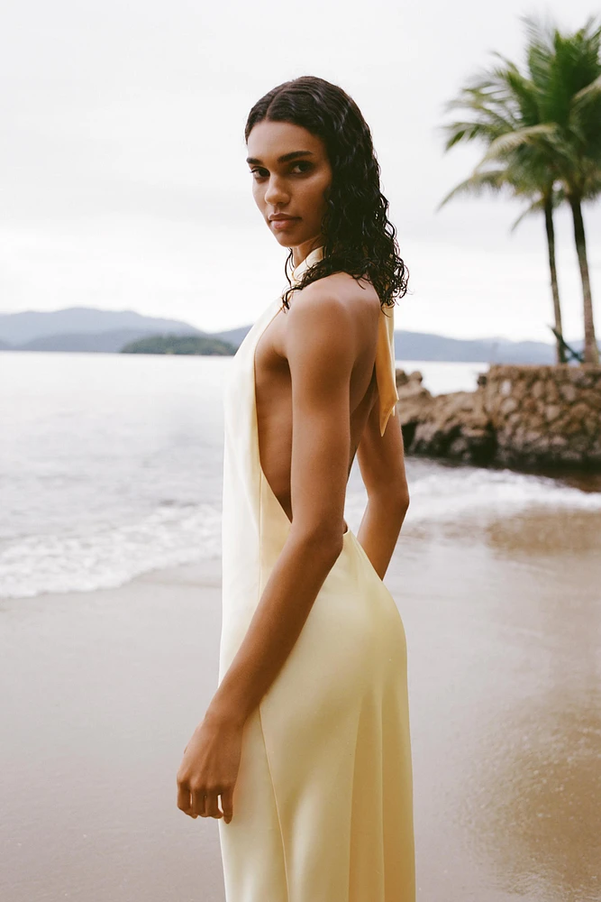 ROBE MIDI HALTER SATINÉE