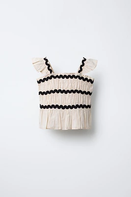 TOP WITH CONTRASTING SCALLOPED TRIM