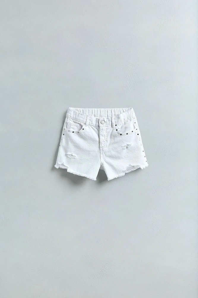 BERMUDA EN DENIM DÉCHIRÉ AVEC CLOUS