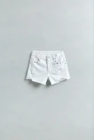 BERMUDA EN DENIM DÉCHIRÉ AVEC CLOUS