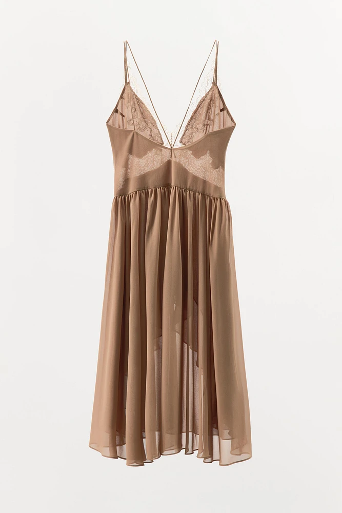 ROBE ASYMÉTRIQUE À VOLANTS ET DENTELLE