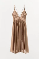ROBE ASYMÉTRIQUE À VOLANTS ET DENTELLE