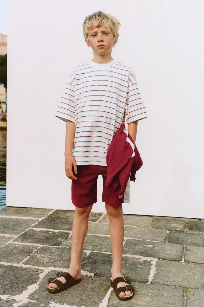ENSEMBLE T-SHIRT À RAYURES ET BERMUDA SPORTIF