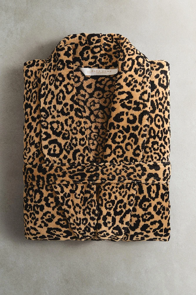 LEOPARD JACQUARD BATHROBE (400 GXM²)
