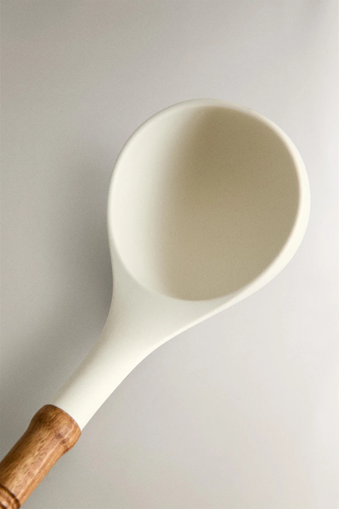 SILICONE AND WOODEN LADLE