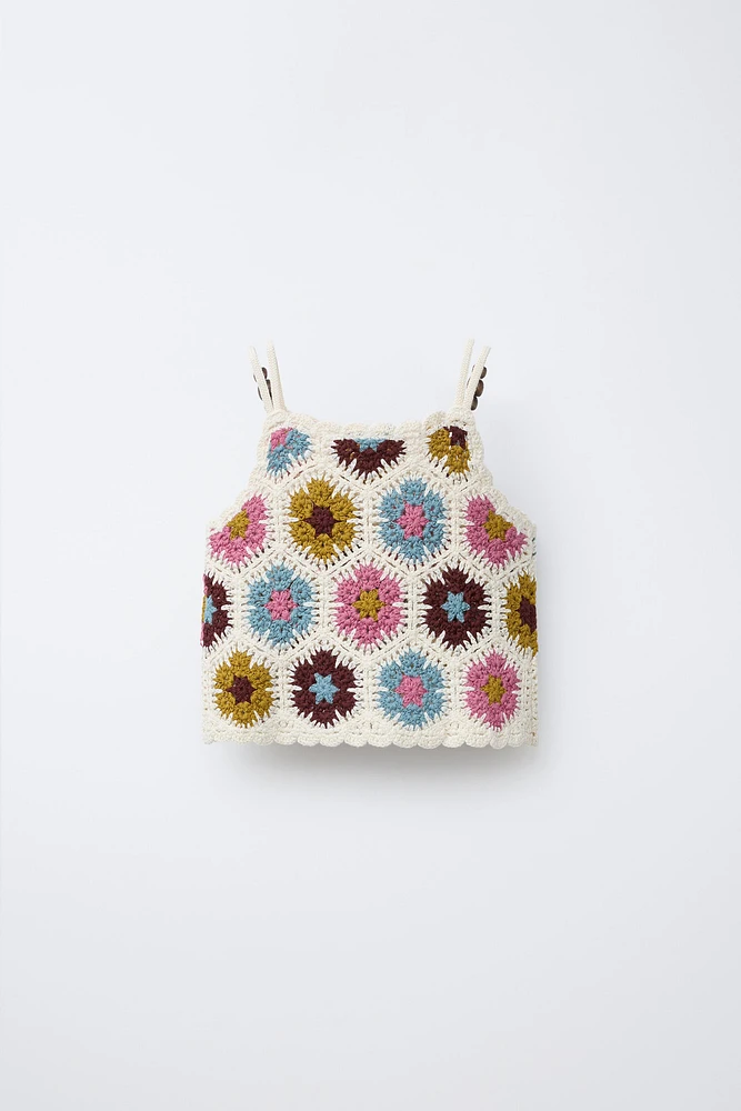 TOP EN MAILLE CROCHET À FLEURS ET FANTAISIE