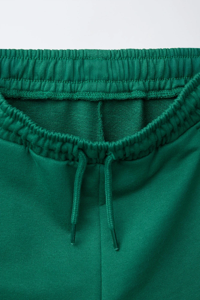 ENSEMBLE DE JOGGING T-SHIRT ET BERMUDA LISERÉS