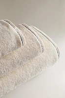 BATH TOWEL WITH SCALLOPED TOPSTITCHING