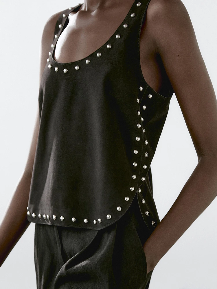 Top en cuir et daim à clous
