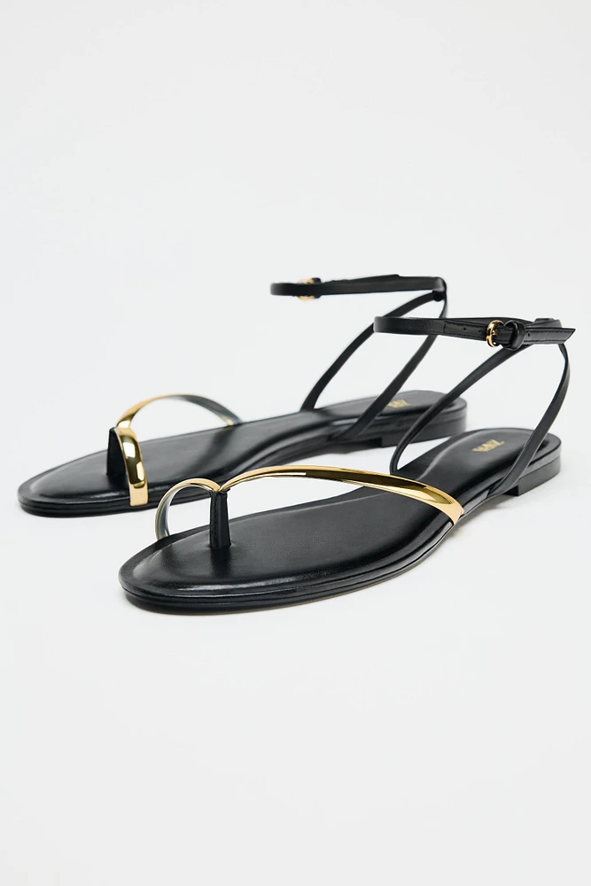 FLAT SANDALS WITH DETAIL