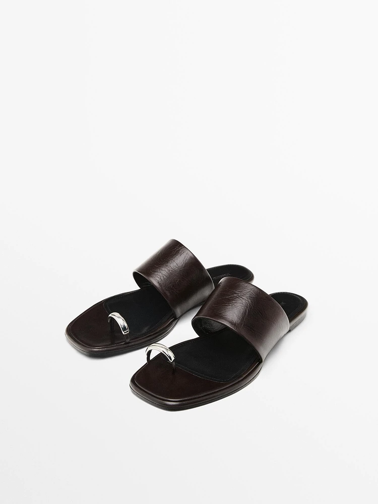Sandales plates en cuir avec bague