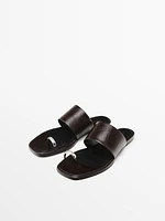 Sandales plates en cuir avec bague