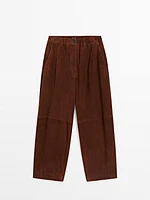 Pantalon court taille basse en cuir et daim